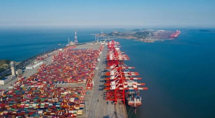 Cảng Thượng Hải bận rộn nhất thế giới nửa đầu năm